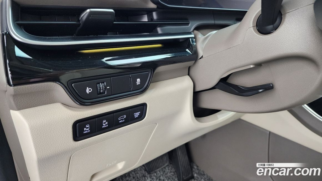 Kia Carnival 9-Seater Signature, 2024