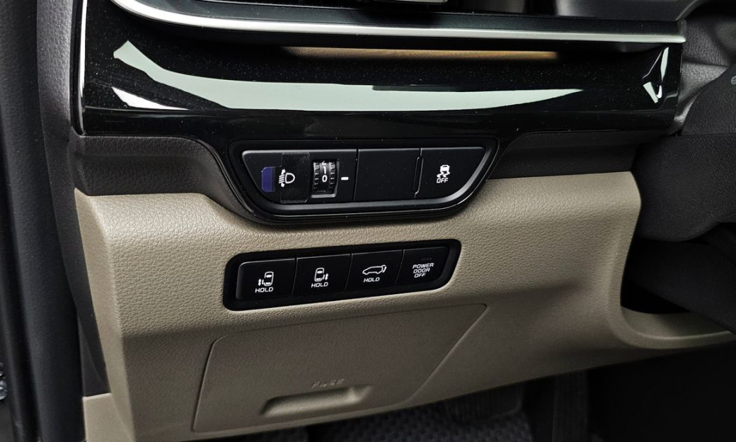Kia Carnival 9-Seater Gravity, 2025
