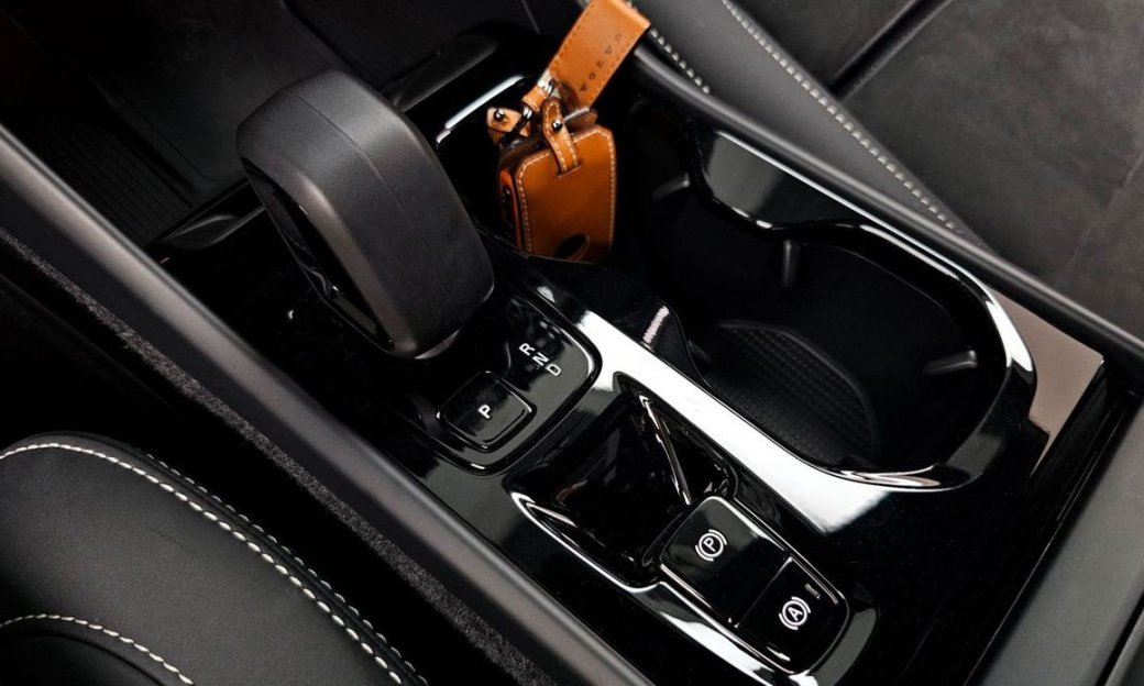 Volvo XC40 B4 Black Edition, 2025