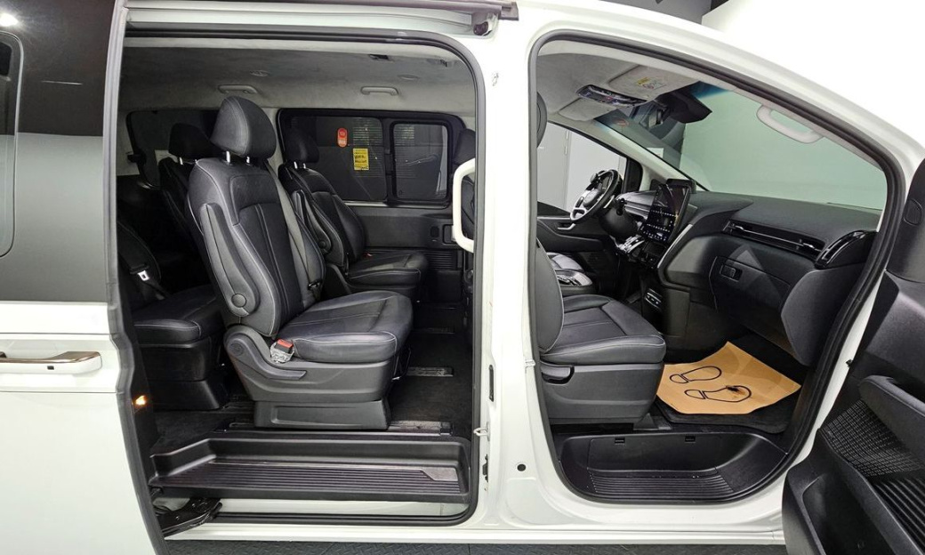 Hyundai Staria Lounge 9-Seater, 2024