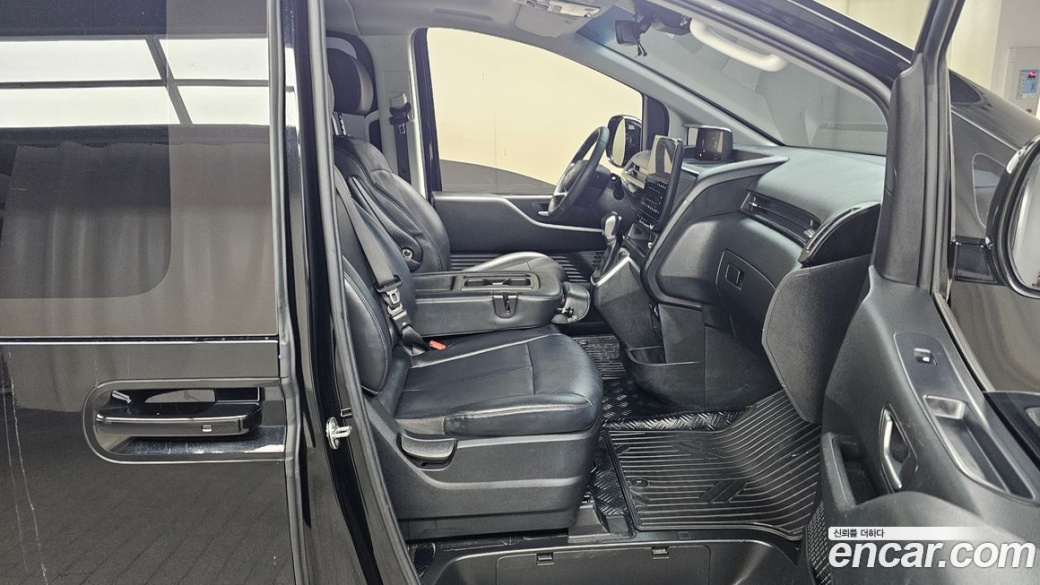 Hyundai Staria 4WD Tourer 11-Seater, 2024