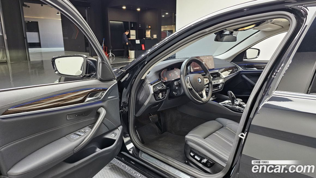 BMW 5-Series 520i Luxury, 2023