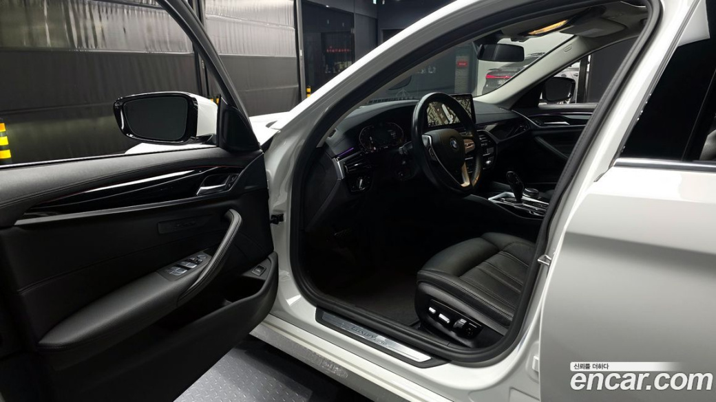 BMW 5-Series 520i Luxury, 2022