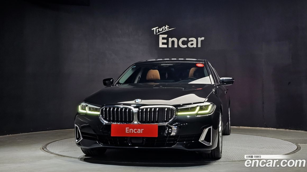 BMW 5-Series 520i Luxury, 2022