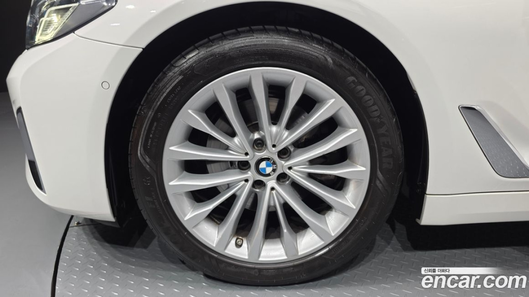 BMW 5-Series 520i Luxury, 2023