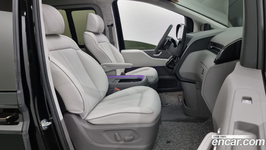 Hyundai Staria 4WD Lounge 7-Seater, 2024