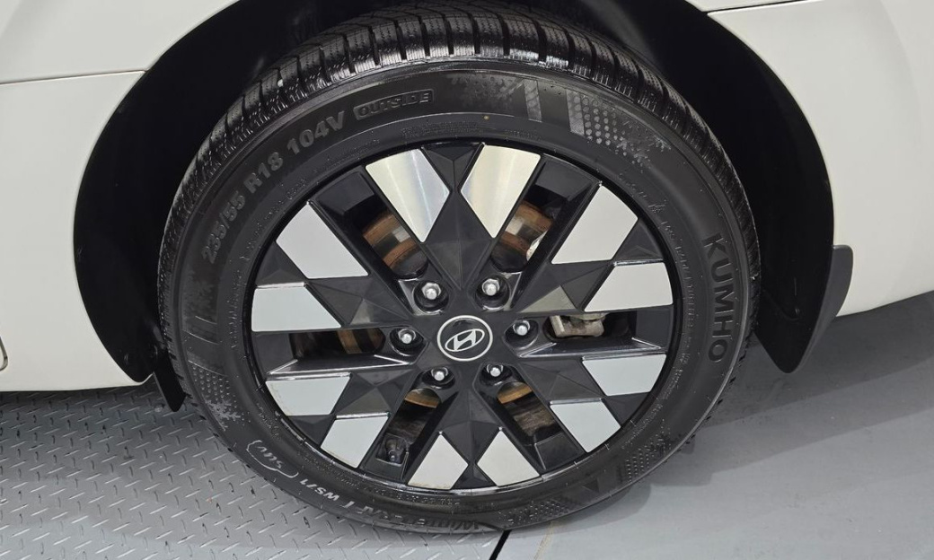 Hyundai Staria 4WD Lounge 9-Seater, 2025