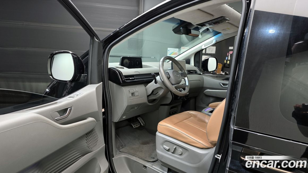 Hyundai Staria 4WD Lounge 7-Seater, 2023
