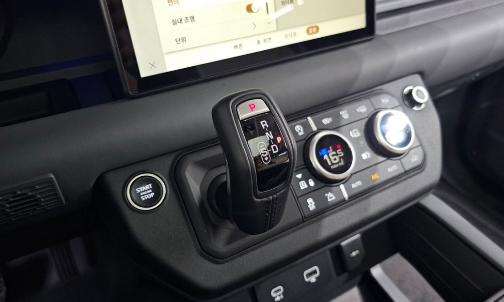 Land Rover Defender 110 P300 X-Dynamic SE, 2024