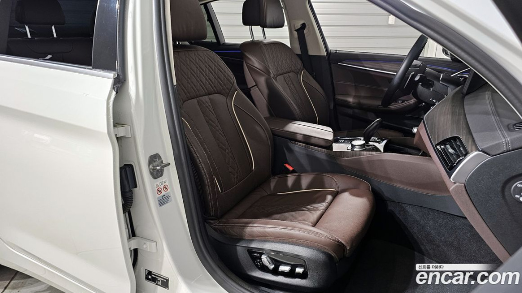BMW 5-Series 530i Luxury, 2022