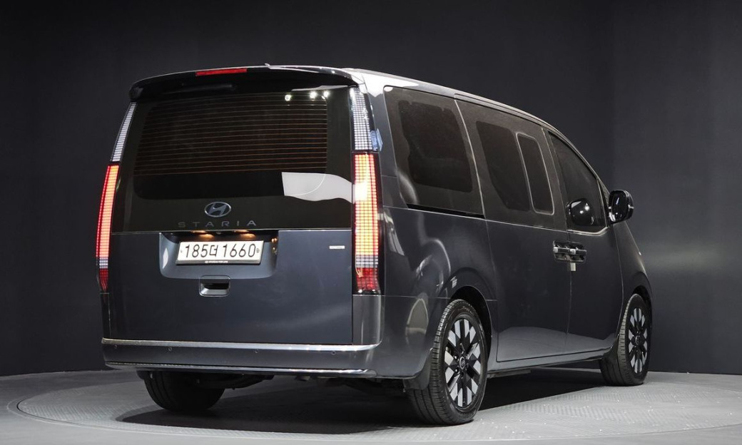 Hyundai Staria 4WD Lounge 9-Seater, 2025