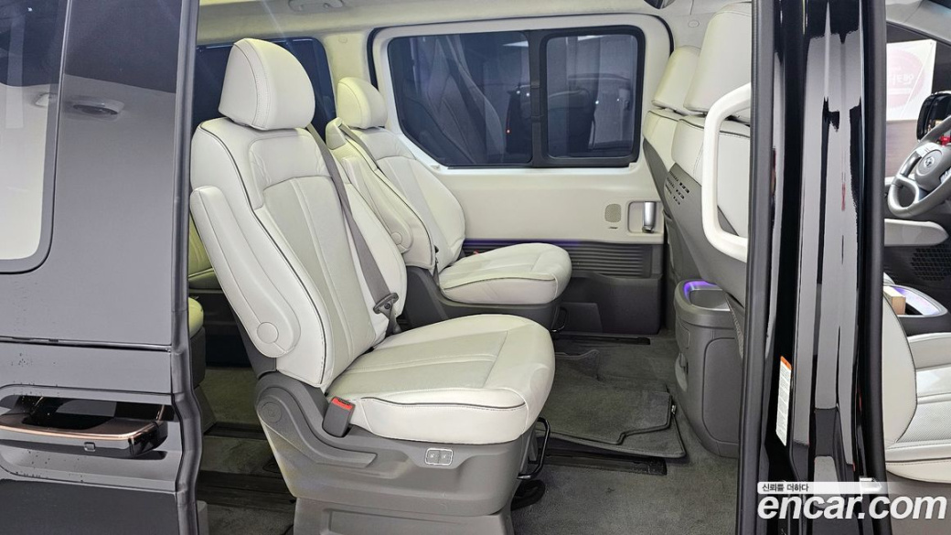 Hyundai Staria 4WD Lounge 9-Seater, 2023