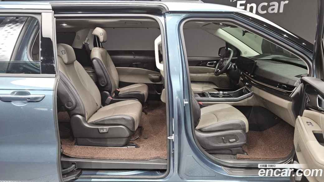 Kia Carnival 9-Seater Signature, 2024