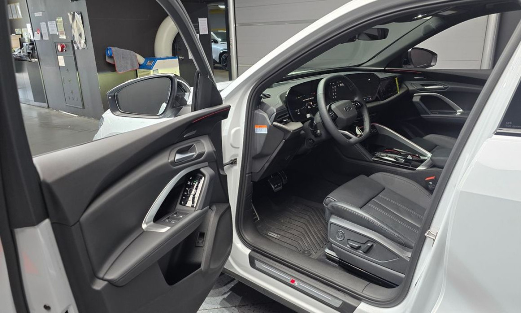 Audi Q5 40 TDI Quattro S Line Black Edition, 2025