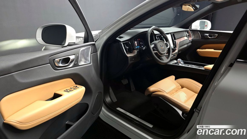 Volvo XC60 B5 Ultra Bright, 2025