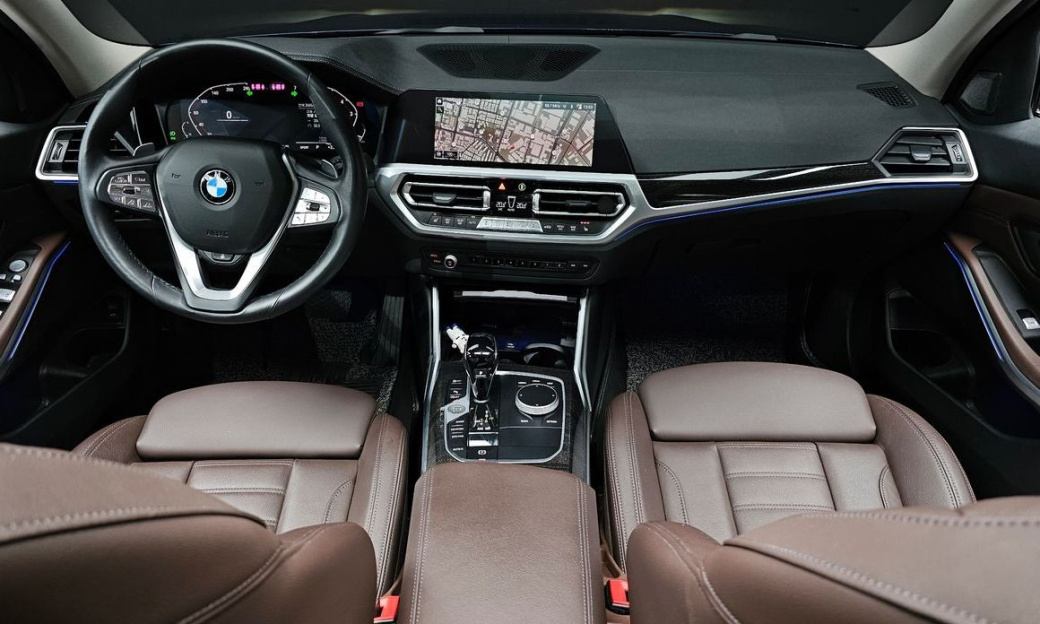 BMW 3-Series 320i Luxury, 2022