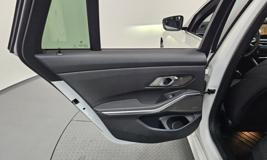 BMW 3-Series 320i Touring, 2024