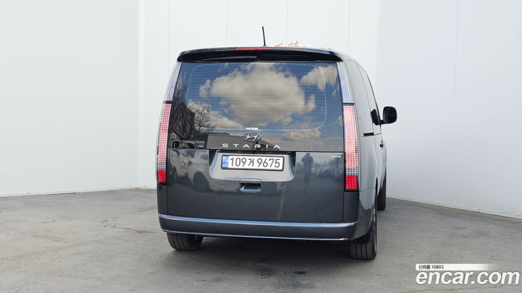 Hyundai Staria 4WD Lounge 9-Seater, 2022