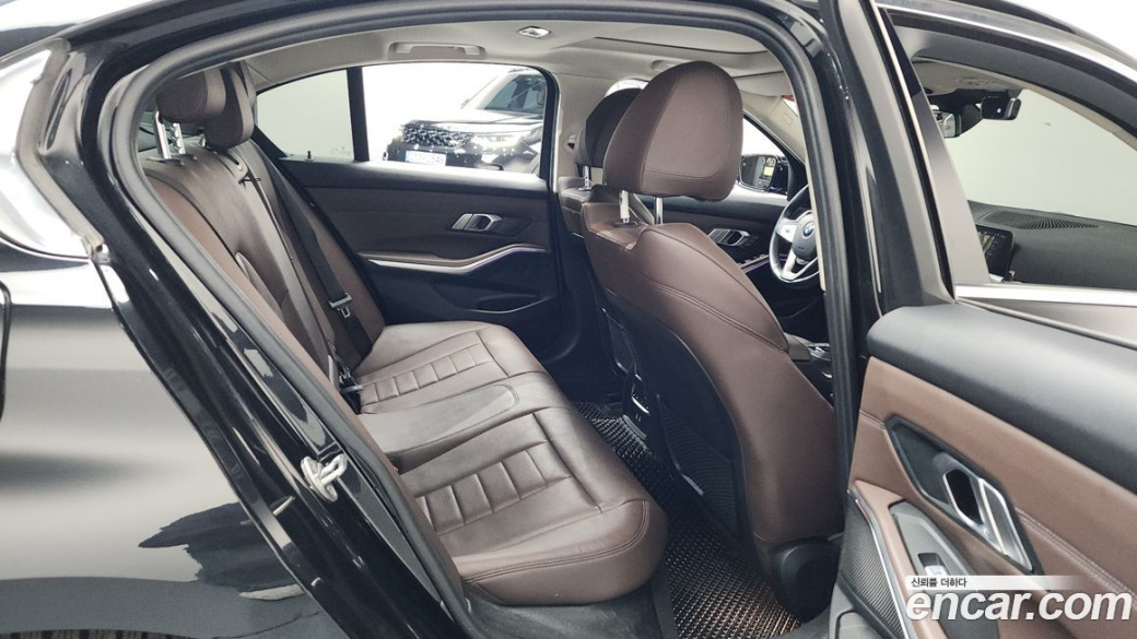 BMW 3-Series 320i Luxury, 2022