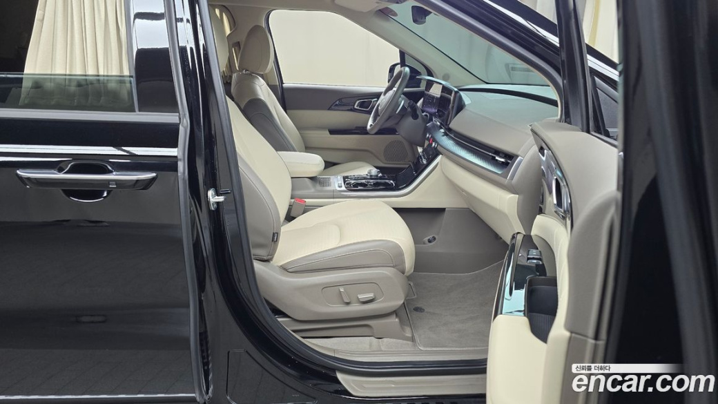 Kia Carnival 9-Seater Hi-Limousine, 2023