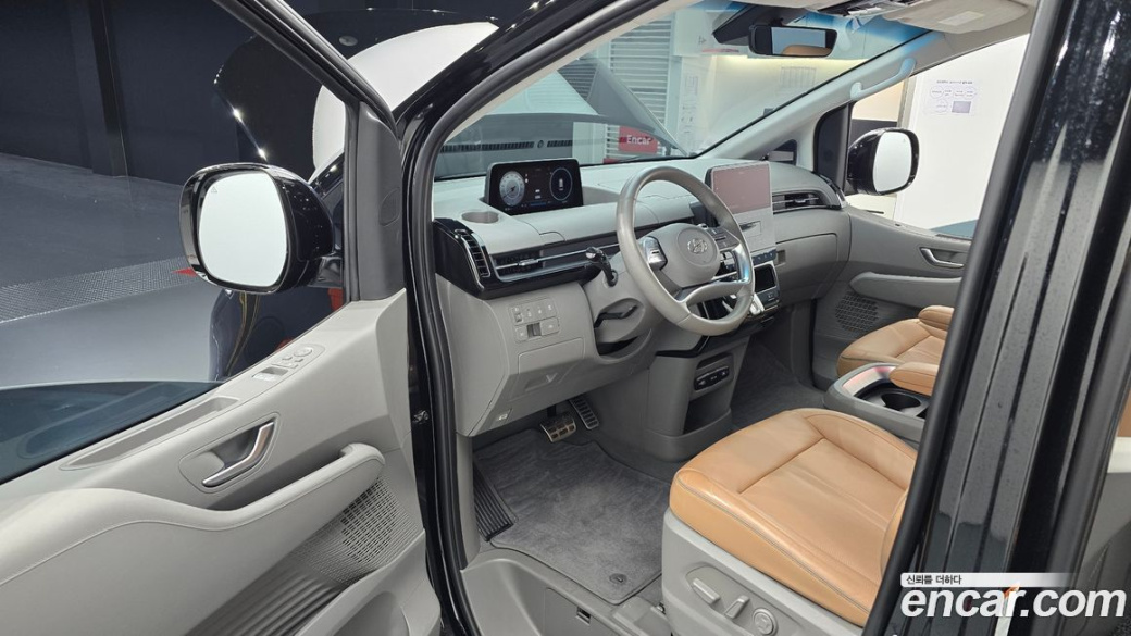 Hyundai Staria 4WD Lounge 9-Seater, 2022