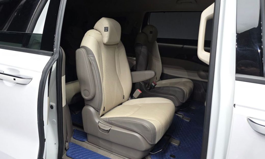 Kia Carnival 9-Seater Signature, 2024