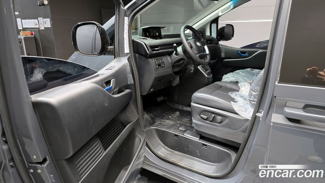 Hyundai Staria 4WD Tourer 11-Seater, 2025