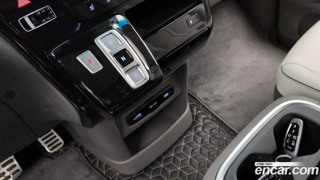 Hyundai Staria 4WD Lounge 9-Seater, 2022