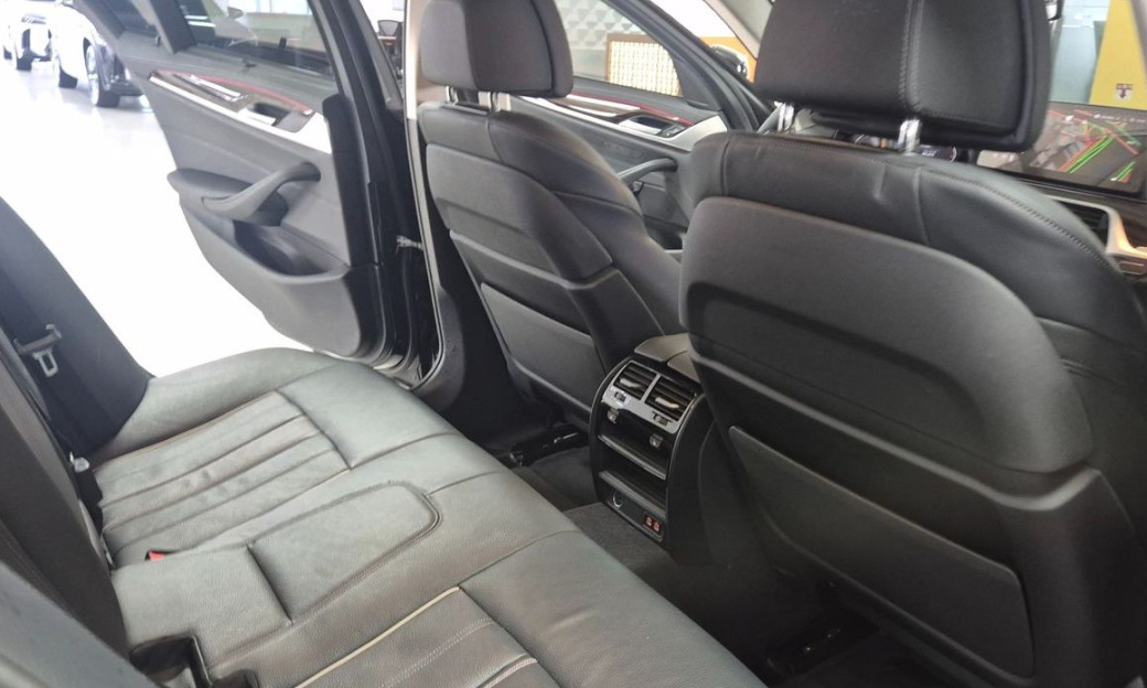 BMW 5-Series 520i Luxury, 2023