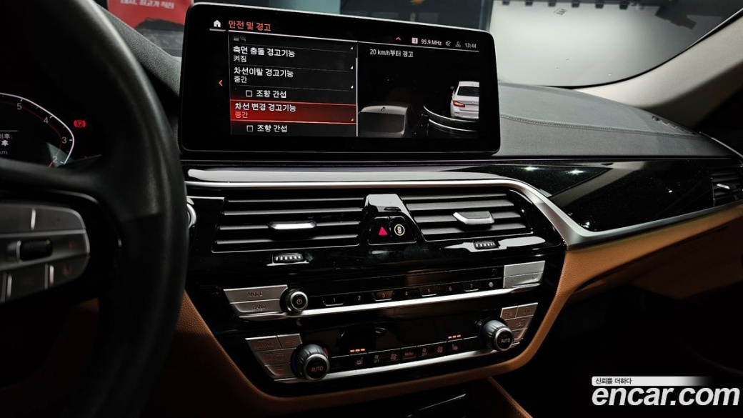 BMW 5-Series 520i Luxury, 2022