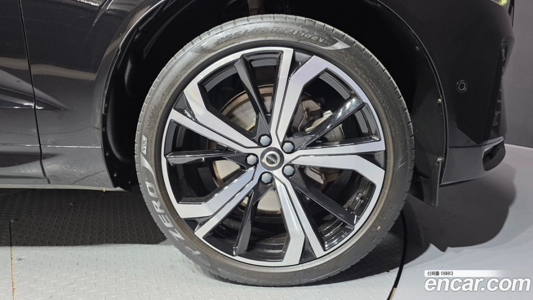 Volvo XC60 B6 R-Design, 2022