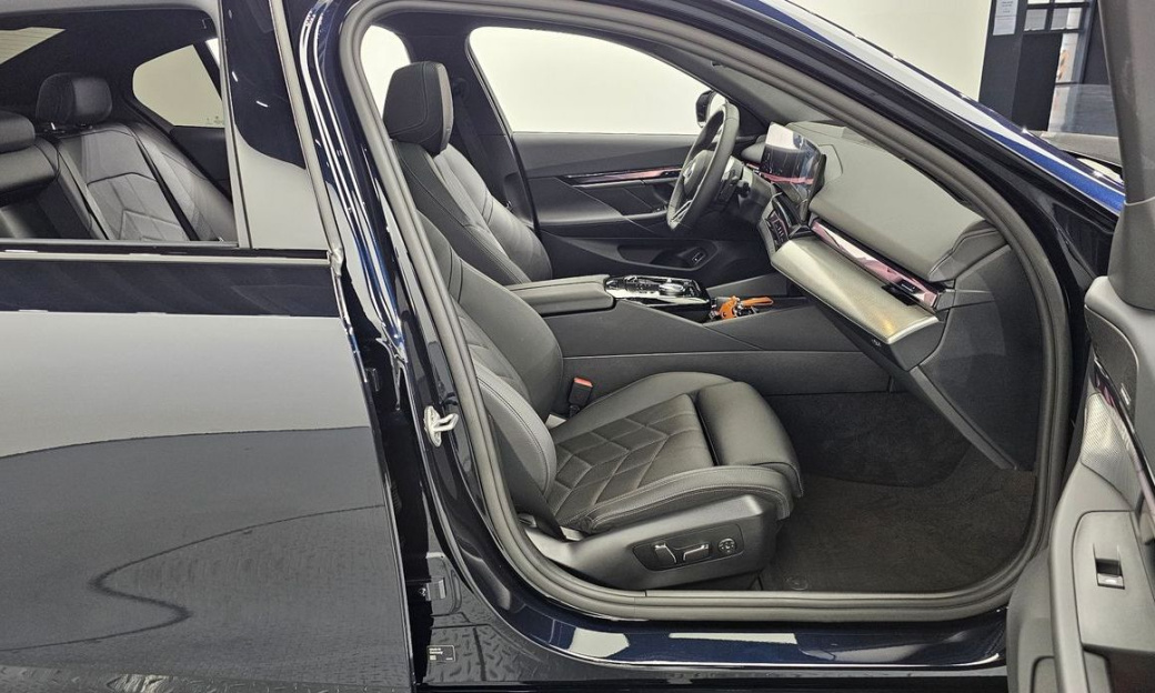BMW 5-Series 520i M Sport, 2025