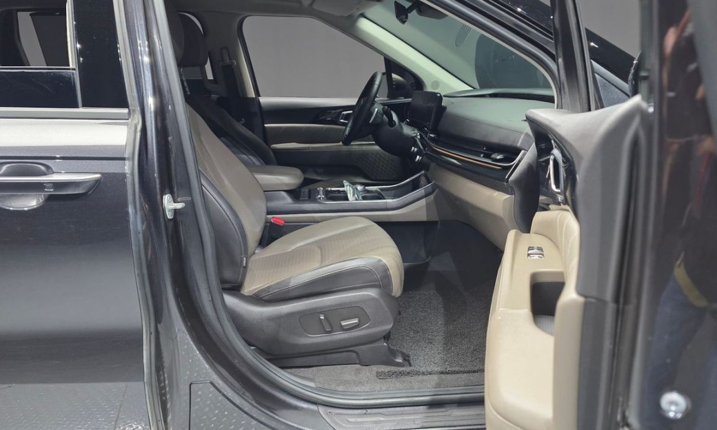 Kia Carnival 9-Seater Gravity, 2024
