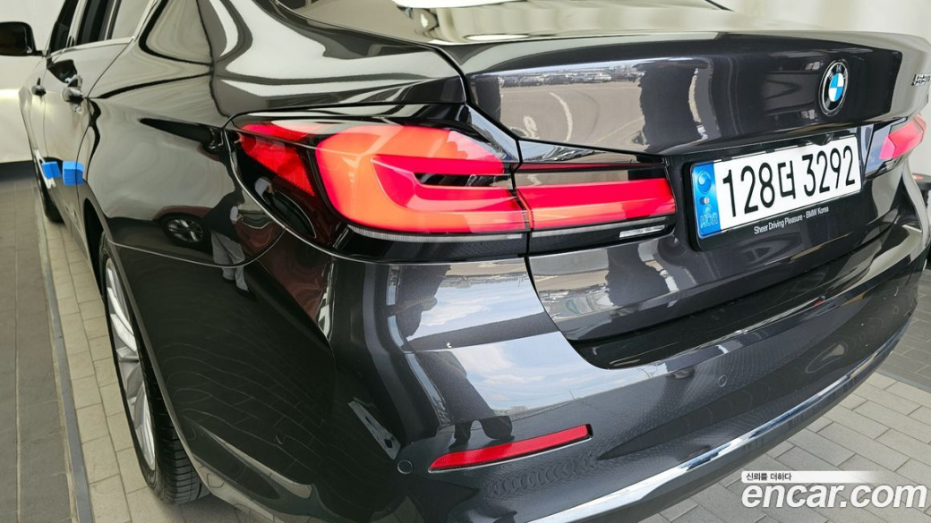 BMW 5-Series 520i Luxury, 2022