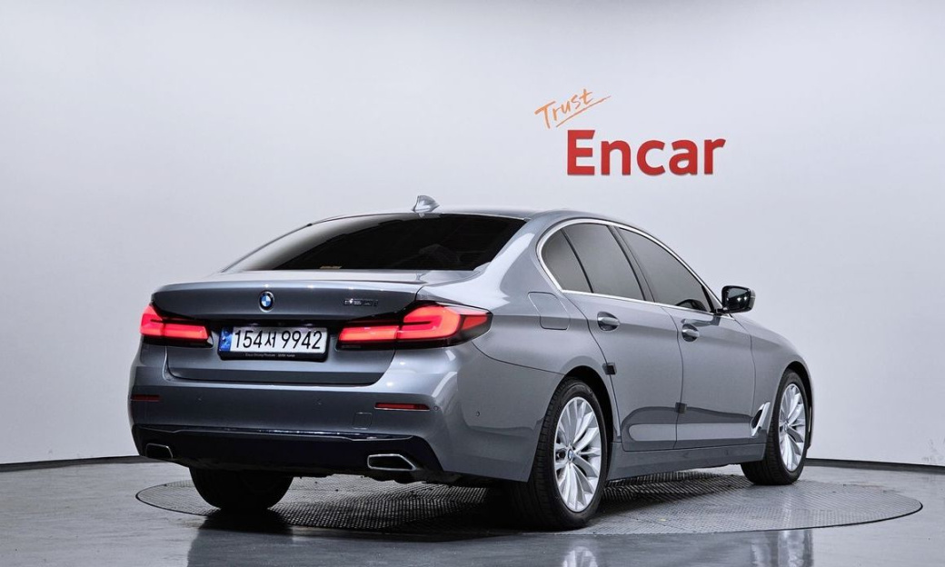 BMW 5-Series 520i Luxury, 2023