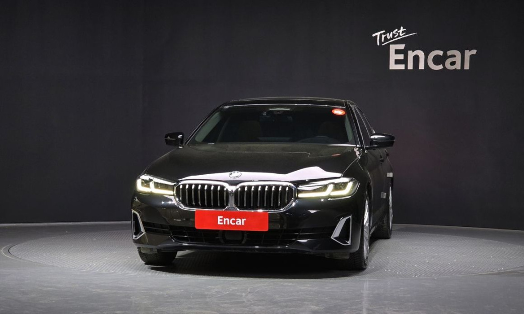 BMW 5-Series 520i Luxury, 2022