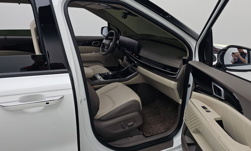 Kia Carnival 7-Seater Gravity, 2025