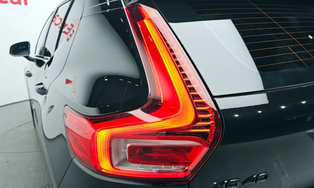 Volvo XC40 B4 Black Edition, 2025
