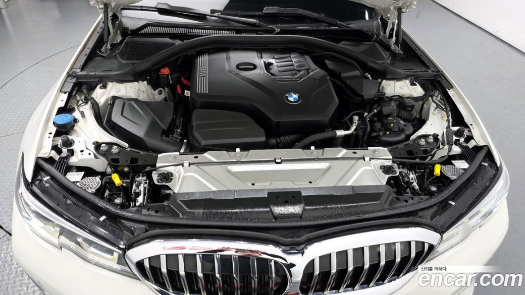 BMW 3-Series 320i Luxury, 2022
