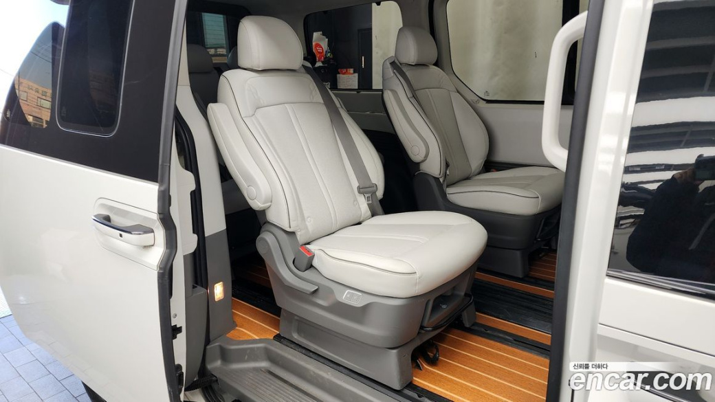 Hyundai Staria 4WD Lounge 9-Seater, 2022