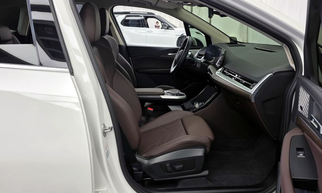 BMW 2-Series 220i Luxury, 2024