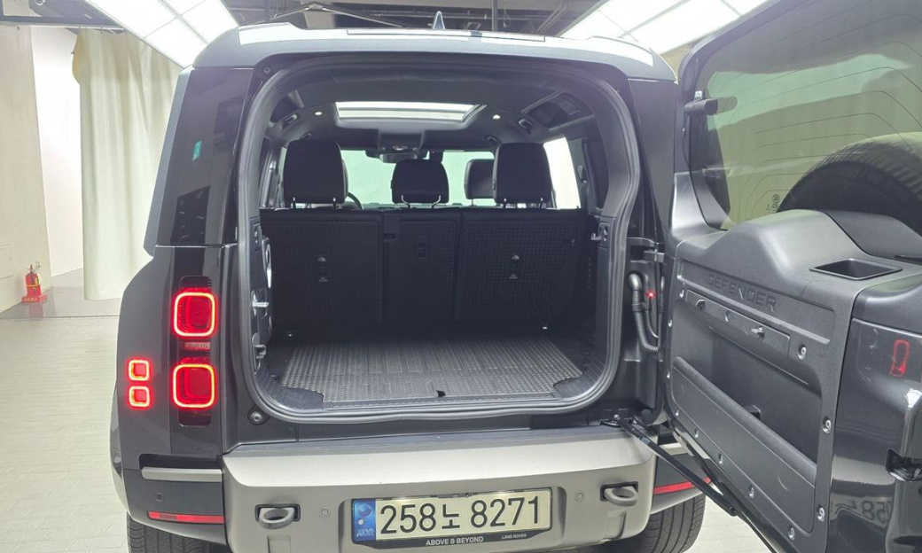 Land Rover Defender 110 P300 X-Dynamic SE, 2022