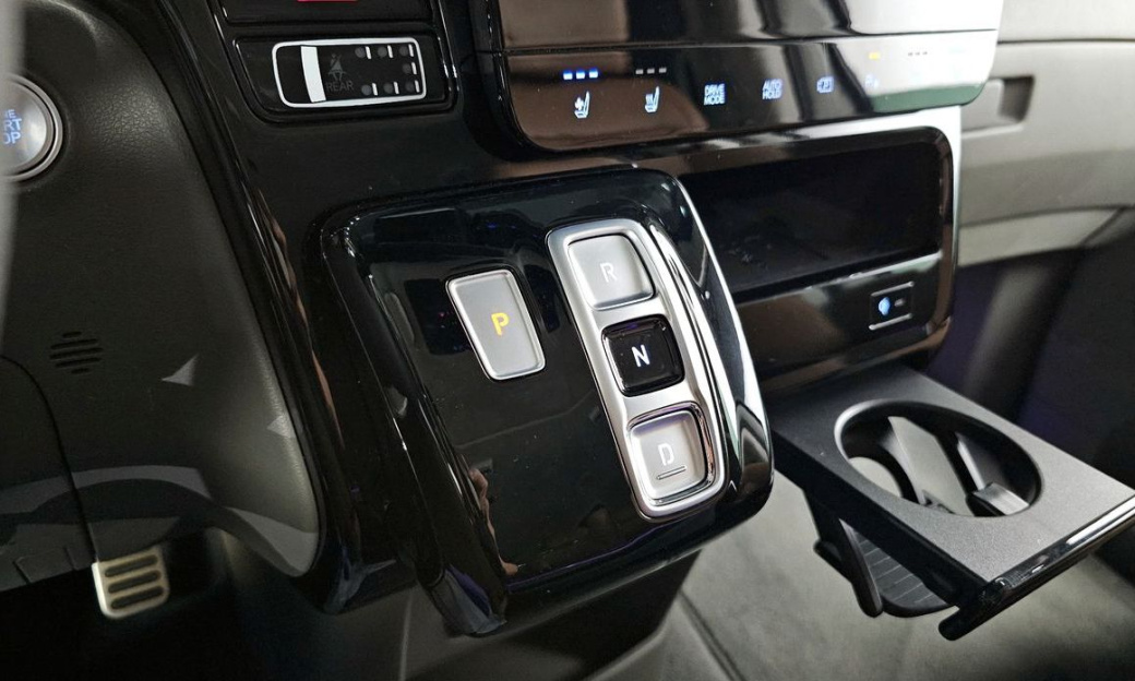 Hyundai Staria 4WD Lounge 9-Seater, 2024