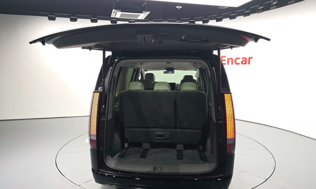 Hyundai Staria 4WD Lounge 7-Seater, 2024