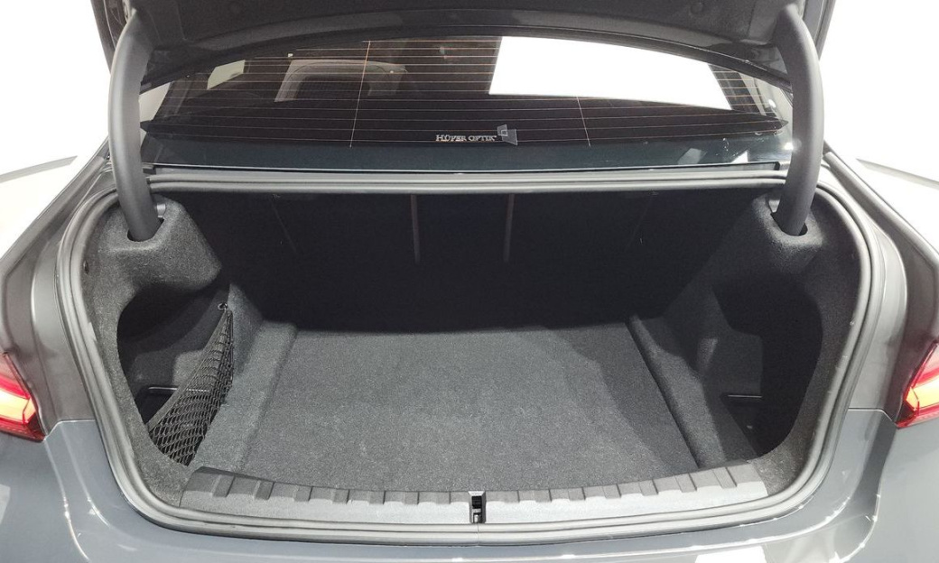 BMW 3-Series 320i M Sport, 2025