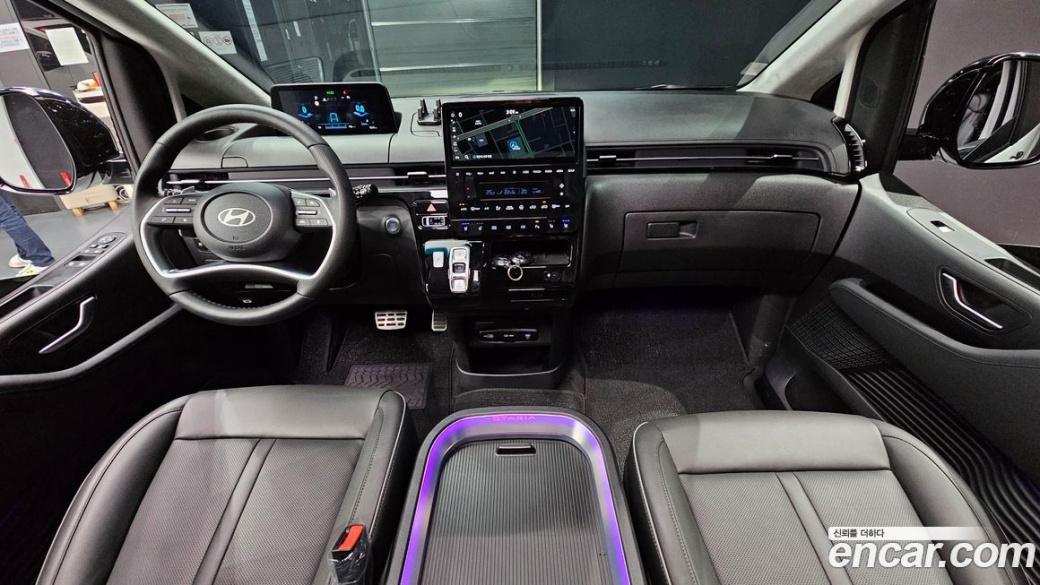 Hyundai Staria 4WD Lounge 9-Seater, 2025