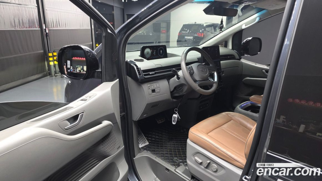 Hyundai Staria Lounge 9-Seater, 2022