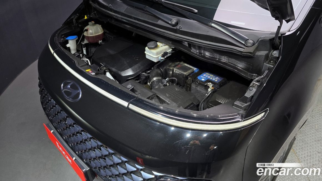 Hyundai Staria 4WD Lounge 9-Seater, 2023