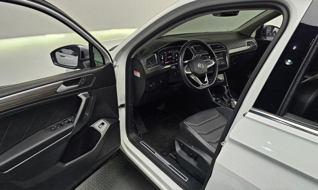 Volkswagen Tiguan 2.0 TSI Prestige, 2024