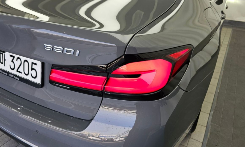 BMW 5-Series 520i Luxury, 2022